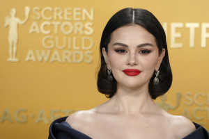 Back to 2005! Η Selena Gomez επαναφέρει στη μόδα τον spiky κότσο