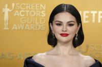 Back to 2005! Η Selena Gomez επαναφέρει στη μόδα τον spiky κότσο