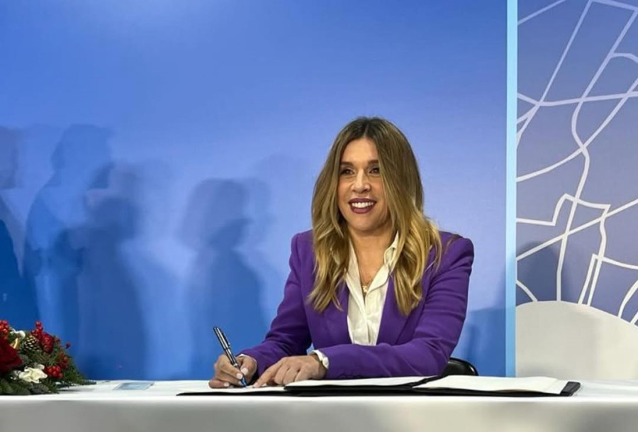 Έρρικα Πρεζεράκου: Ποζάρει με τη νεοφώτιστη ανιψιά της - Η υπαίθρια βάπτιση