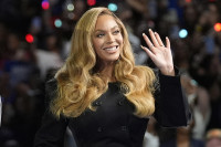 Η Beyoncé έφερε το “Cowboy Carter” στιλ της στο Παρίσι - Με γαλλικό μανικιούρ...αλα Western