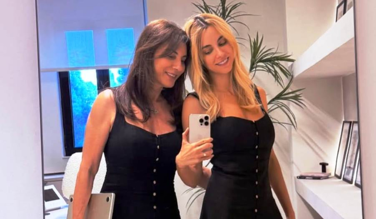 Δούκισσα και Ούσουλα Νομικού: Μαμά και κόρη έβαλαν -τυχαία- το ίδιο φόρεμα και είναι σαν δίδυμες