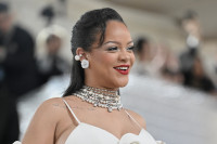 Η Rihanna ανακοινώνει νέα μουσική, αλλά όχι όπως το φαντάζεσαι
