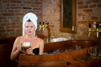 Beer Spa... Γιατί το να μουλιάζεις μέσα στη μπύρα κάνει καλό στο δέρμα σου!