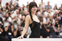 Η Dakota Johnson μόλις απογείωσε το αγαπημένο μου εύκολο hairstyle με ένα απλό αξεσουάρ