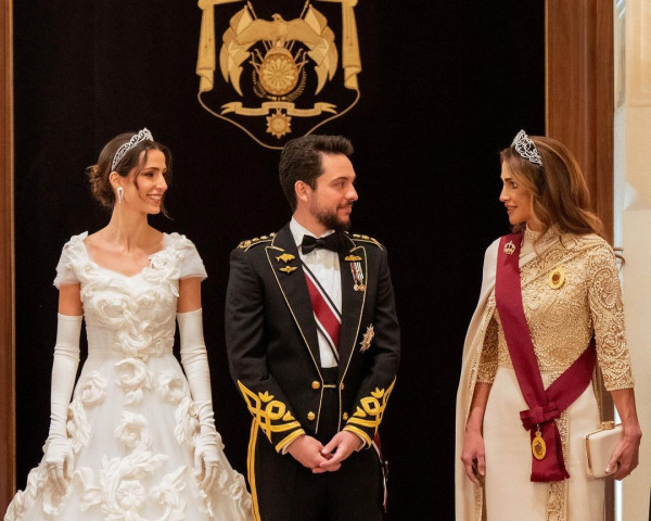 Βασίλισσα Ράνια, πριγκίπισσα Rajwa και Kate: Οι εντυπωσιακές εμφανίσεις στη δεξίωση του γάμου