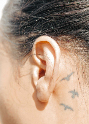 Τατουάζ στο αυτί: Η πιο διακριτική και σέξι επιλογή