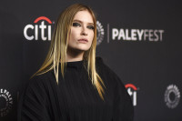Η Camille Razat από το "Emily in Paris" εξηγεί γιατί αποφάσισε να αποχωρήσει