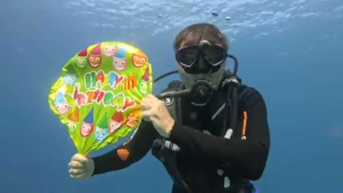 Ο Γιώργος Καπουτζίδης έγινε 51ός ετών και το γιόρτασε κάτω από τη θάλασσα - Το απίθανο βίντεο που μοιράστηκε