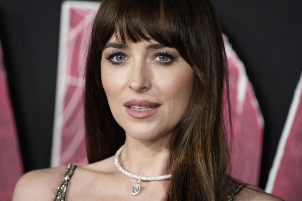 Η καλοκαιρινή λάμψη της Dakota Johnson οφείλεται σε αυτά τα 3 πανεύκολα steps