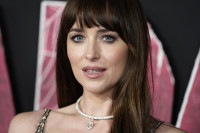 Η καλοκαιρινή λάμψη της Dakota Johnson οφείλεται σε αυτά τα 3 πανεύκολα steps
