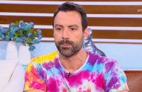 Σάκης Τανιμανίδης: To colorful tie dye μπλουζάκι του είναι σπέσιαλ δώρο. Από ποιον;