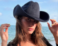 H Hailey Bieber έκανε το πιο απροσδόκητο -και σέξι- δεύτερο... spoiler για το νέο προϊόν που ετοιμάζει